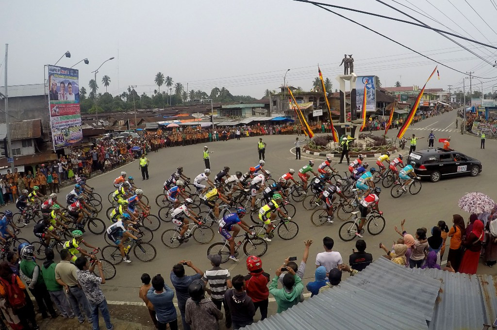 Pembalap sepeda beradu kecepatan saat melewati simpang empat pada Tour De Singkarak Etape Kedelapan di Pasaman Barat, Sumatera Barat, Sabtu (10/10). (ANTARA FOTO/M Agung Rajasa)