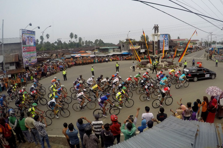 Pembalap Iran Tercepat di Puncak Lawang