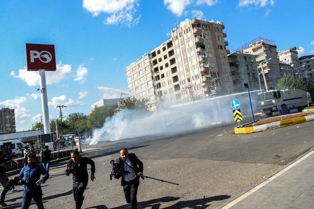 Jurnalis berlarian ketika ledakan terjadi saat aksi dalam di Ankara, Turki. AFP