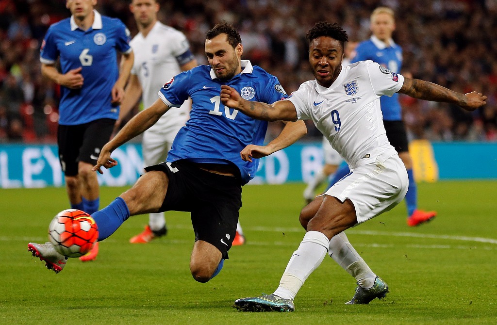 Raheem Sterling mendapat kawalan ketat dari pemain Estonia pada lanjutan babak kualifikasi Piala Eropa 2016 (Foto: AP Photo/Frank Augstein)