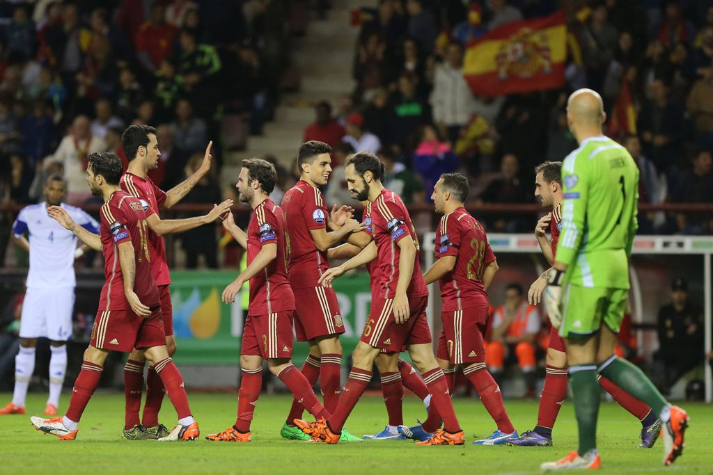 Para penggawa Timnas Spanyol usai mengalahkan Luksemburg 4-0 dan memastikan diri lolos ke putaran final Piala Eropa 2016 (Foto: AFP PHOTO/ CESAR MANSO)