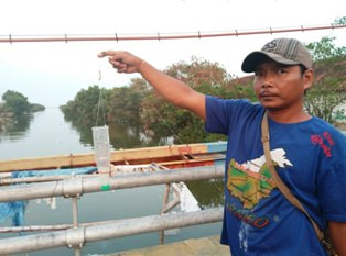 Warga Cirebon Punya Cara Unik Memancing Ikan