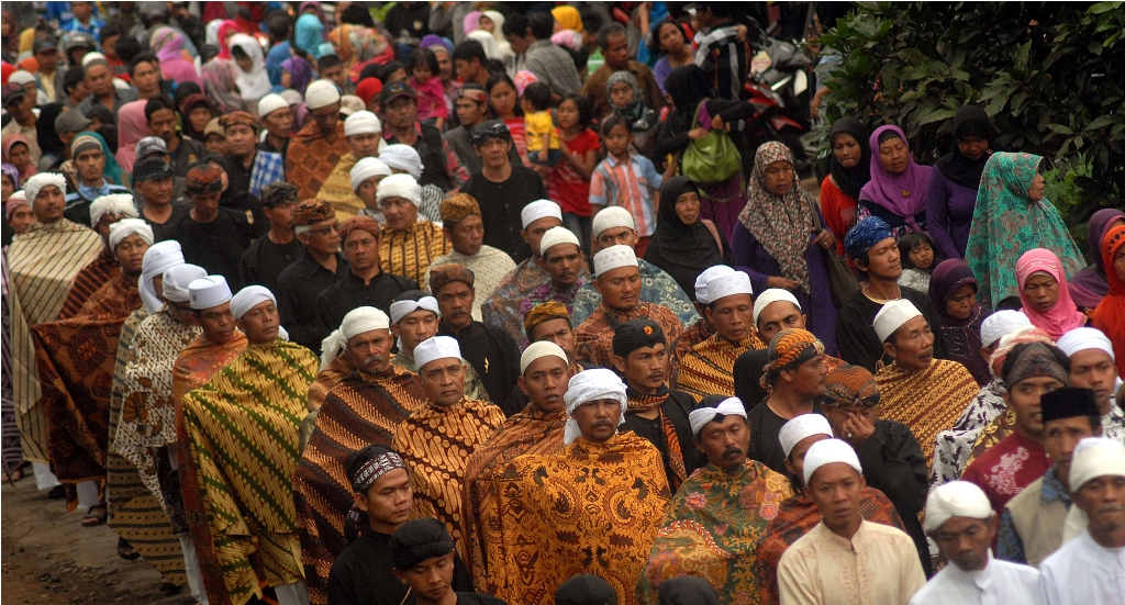 Sejumlah kesepuhan keturunan Kerajaan Panjalu membawa sejumlah benda pusaka peninggalan Kerajaan untuk ziarah ke makam Prabu Boros Ngora Situ Lengkong dalam upacara Adat Nyangku, di Panjalu, Ciamis, Jawa Barat, Senin (19/1). Foto: Antara/Adeng Bustomi