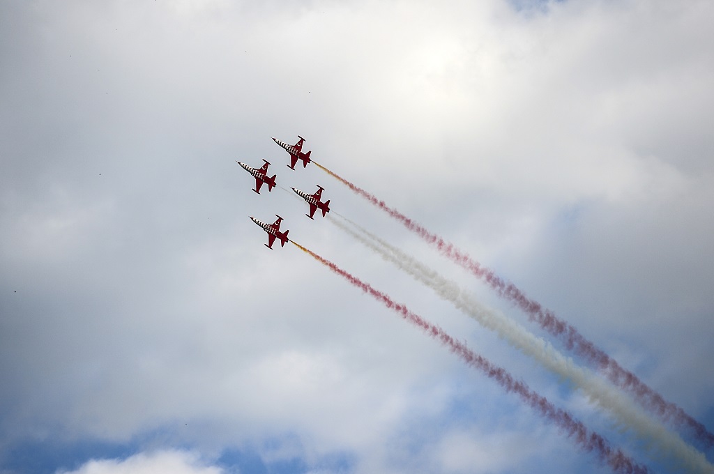 Pesawat jet tempur Turki terbang di Istanbul, 30 Mei 2015 . (Foto: AFP / BULENT KILIC)