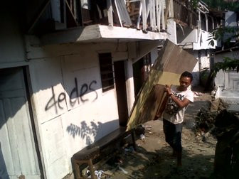 Warga Bantaran Cikapundung Mulai Bongkar Rumah