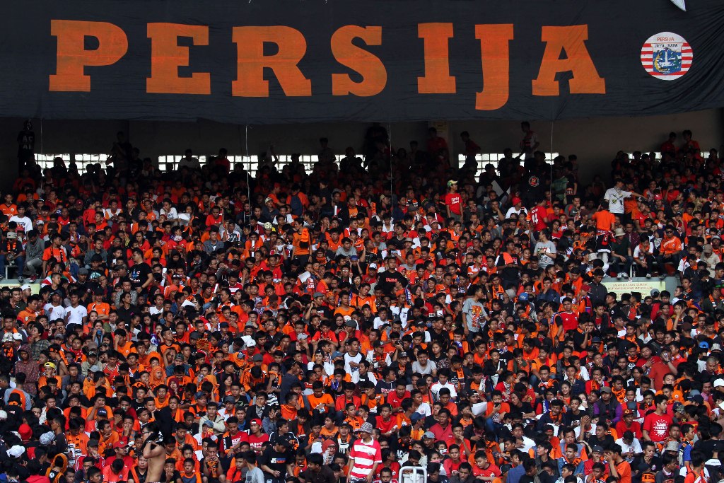 Suporter Persija Jakmania saat memberikan dukungan pada tim kesayangannya (Foto: MI/IMMANUEL ANTONIUS)