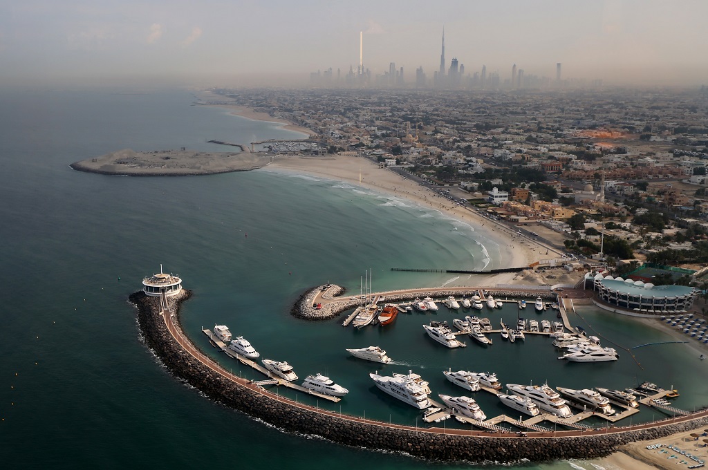The coastline of Dubai is seen in the early hours of November 25, 2013. (Foto: AFP / MARWAN NAAMANI)
