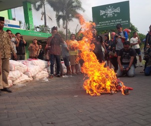 PWNU Jatim Bakar 10 Ribu Sandal Mirip <i>Lafadz</i> Allah
