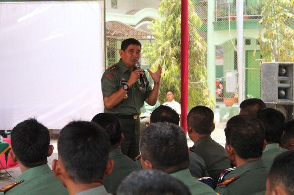 Pangdam IV/Diponegoro Jaswandi memberi pengarahan pada anggota Kodim 0713/Brebes, di Makodim setempat. Foto: Metrotvnews.com/Kuntoro Tayubi