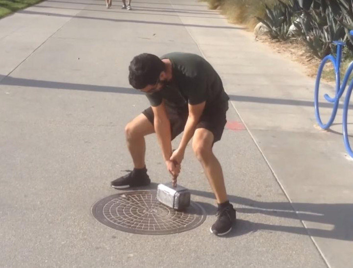 Laki-laki Ini Membuat Replika Mjolnir yang Bekerja Seperti Aslinya 