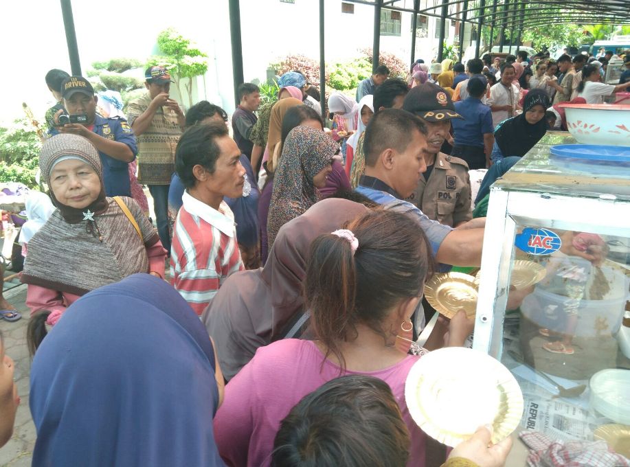 Warga mengantre makanan di halaman gedung DPRD Cirebon, Jawa Barat. (Metrotvnews.com/Ahmad Rofahan)