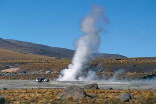 Turis Jatuh ke Lubang Geyser saat Hendak Selfie 