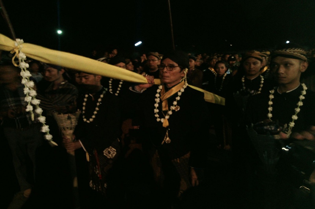 Pura Mangkunegaran menggelar kirab satu suro pada Selasa (13/10/2015) malam. Beberapa pusaka dikirab dalam acara tersebut. MTVN/Pythag Kurniati