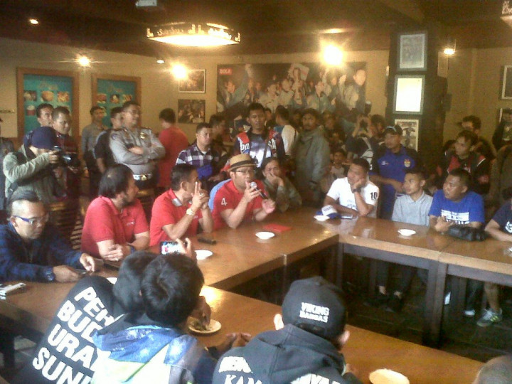 Umuh Muchtar: Bobotoh Dilarang Bawa Senjata Tajam