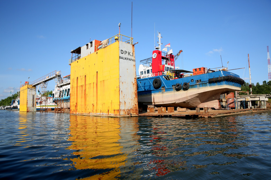  Galangan kapal di Balikpapan, Kalimantan Timur. Pemerintah memberikan sejumlah insentif untuk menggairahkan investasi industri galangan kapal nasional. ANTARA FOTO/Irwansyah Putra