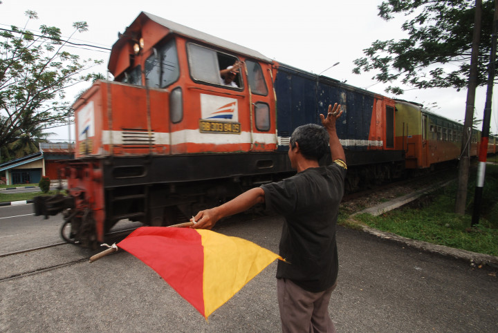 Minibus Tertabrak Kereta Api, Sopir Selamat