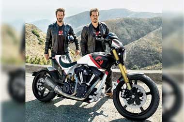 Beli Motor, Berhadiah <i>Touring</i> Bersama Keanu Reeves 