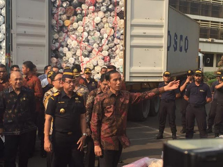 Presiden Pantau Penindakan Impor Tekstil Ilegal