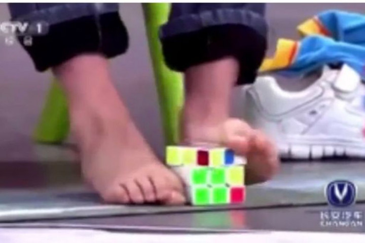 Pemuda Ajaib Pecahkan Teka-teki Kubus Rubik dengan Kaki