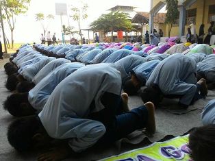 Enam Bulan Tak Hujan, Siswa SD Gelar Salat Istisqo