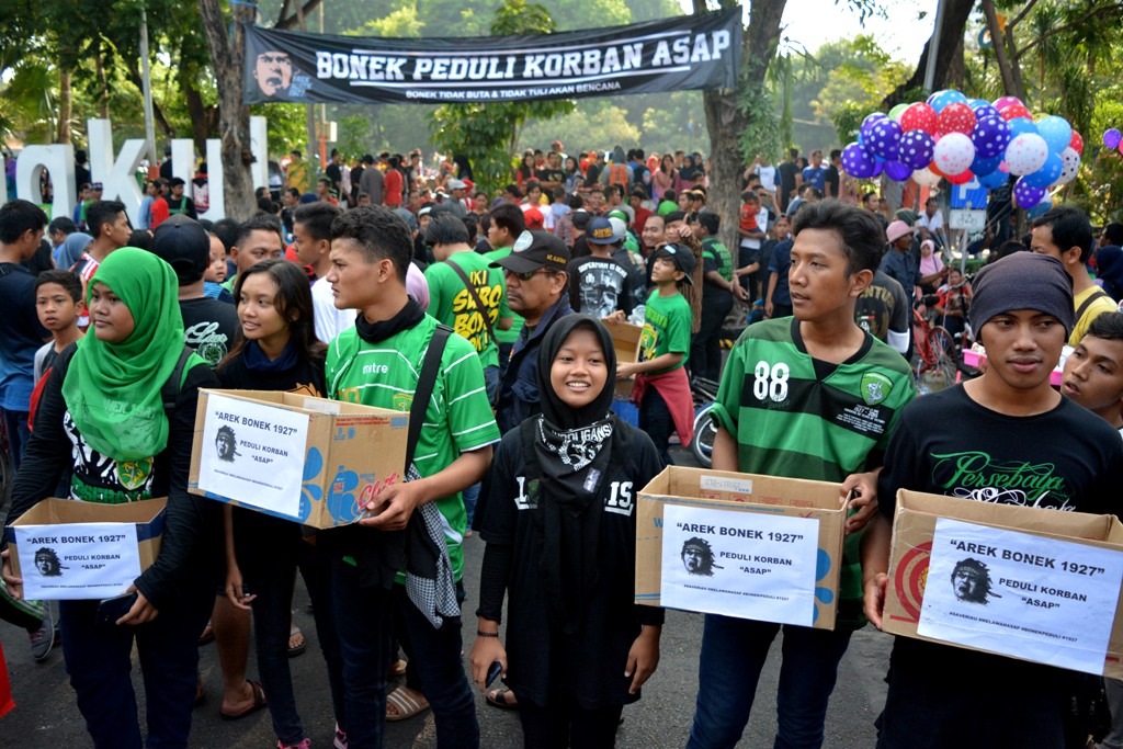 Aksi bonek saat menggelar peduli korban asap Riau di Surabaya (Foto: ANTARA FOTO/Umarul Faruq)