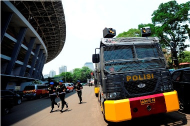 Polisi Jaga Kendaraan Pelat D di Jakarta  