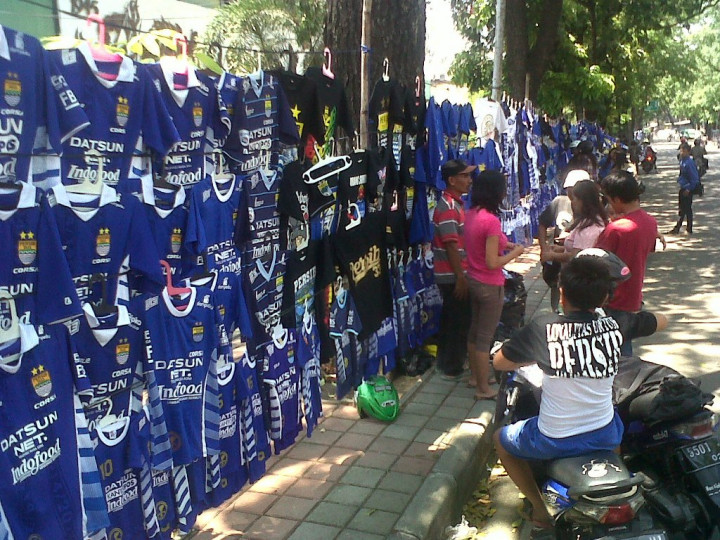Jelang Final, Pedagang Atribut Persib Banjir Order