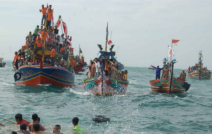 Tolak Bala, Warga Tegal Larung Kepala Kerbau
