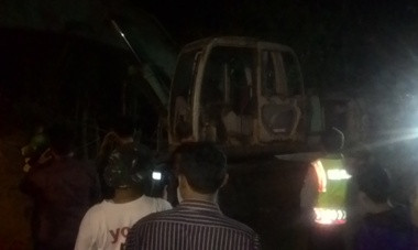 Mengeduk Tanah Irigasi, Warga Rusak Alat Berat 