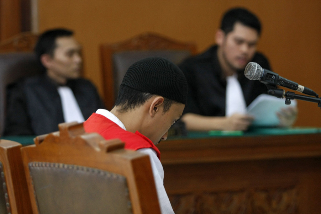 Terdakwa Prio Santoso menunduk saat mendengarkan pembacaan dakwaan yang dibacakan oleh jaksa penuntut umum dalam sidang kasus pembunuhan Deudeuh Alfi Sharin alias Tata Chubby di Pengadilan Negeri Jakarta Selatan, Senin (21/9).-Foto: MI/Bary Fathahilah