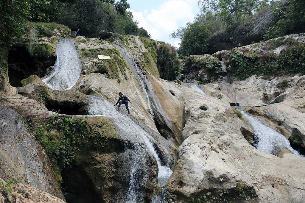 Pesona Wisata Alam Air Terjun Tirtogaluh