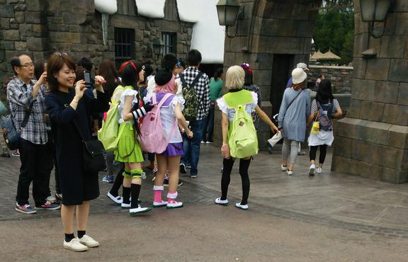 Hadir di Acara Halloween, Cosplayer Anime Zombie Ini Bikin Heboh Twitter 