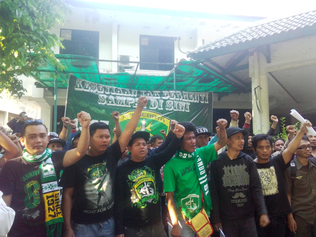 Suporter yang tergabung dalam Bonek Mania kecewa pimpinan PT Persebaya Indonesia (Dok: MTVN/Muhammad Khoirur Rosyid)