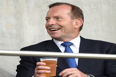 Abbott akan Ganti Meja yang Rusak saat 'Pesta Liar'