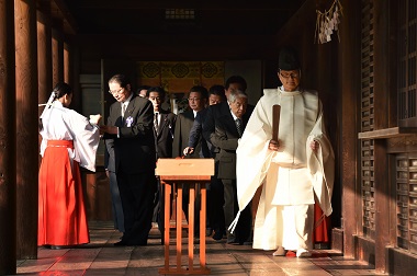 Rombongan Pejabat Jepang Kunjungi Kuil Kontroversial Yasukuni