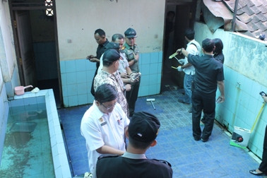 Mayat Bayi Bertali Pusar Mengambang di Kolam Masjid