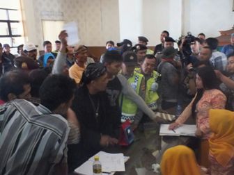 Unjuk Rasa Warga Jatigede di Kantor Pemkab Sumedang Ricuh 