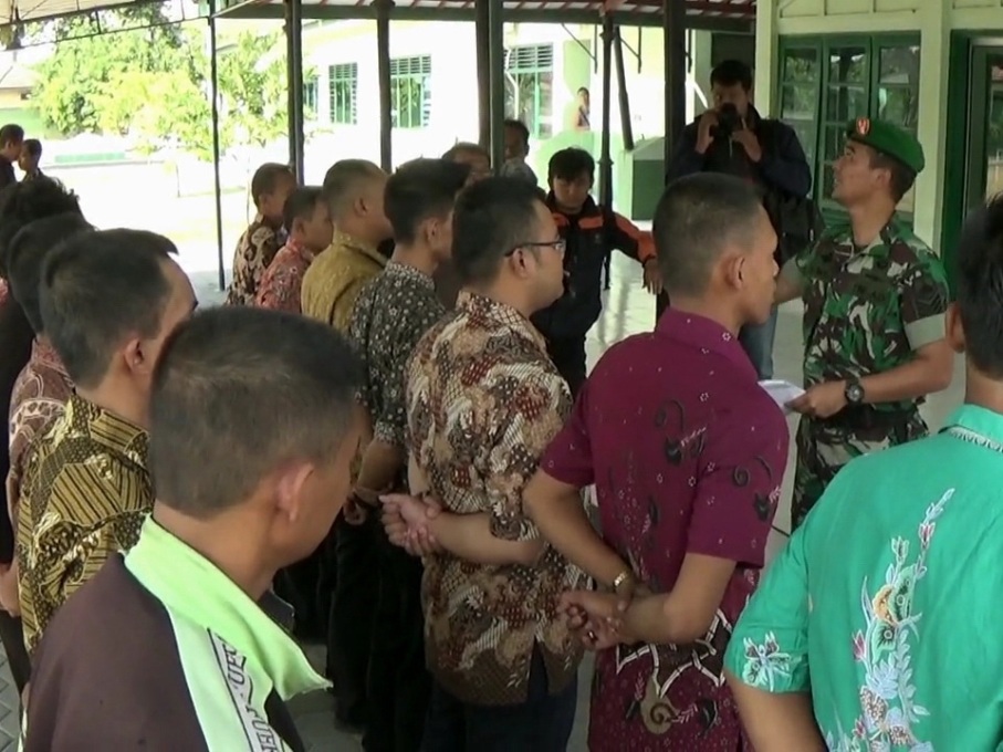 Komandan Kodim Solo, Letkol Inf Chrisbianto Arimurti melepas 22 warga Solo yang akan mengikuti program Bela Negara. (Metrotvnews.com/Pythag Kurniati)