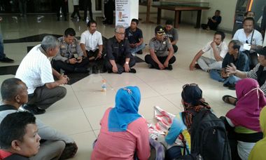 Sekda Pemkab Sumedang Temui Massa Unjuk Rasa Korban Jatigede