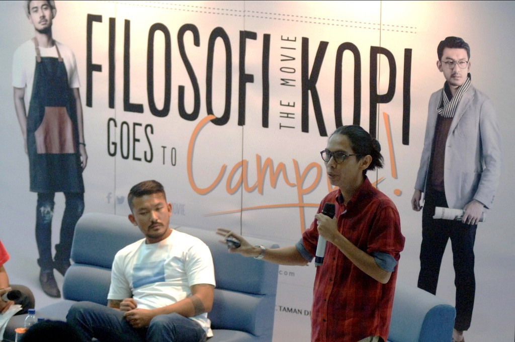 Actor Rio Dewanto (L) and Adi S. Nagara, producer of Indonesian movie, Filosofi Kopi. (Photo: Antara / Saiful Bahri)