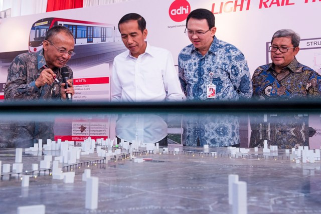 Presiden Joko Widodo, Gubernur DKI Basuki Tjahaja Purnama dan Gubernur Jawa Barat Ahmad Heryawan mendengarkan penjelasan maket proyek LRT dari Direktur Utama Adhi Karya Kiswodarmawan. (Foto:Antara/Agung Rajasa)