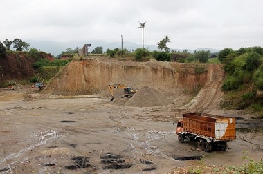 Polda Jatim Buru Sopir Truk Pengangkut Pasir Lumajang