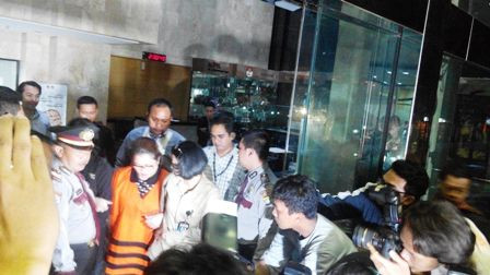 Dewie Yasin Limpo ketika keluar KPK menuju ruang tahanan/Metrotvnews.com/Yogi Bayu Aji