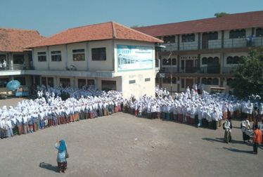 Peringati Hari Santri, Ribuan Santri Ponpes Buntet Kenakan Sarung 