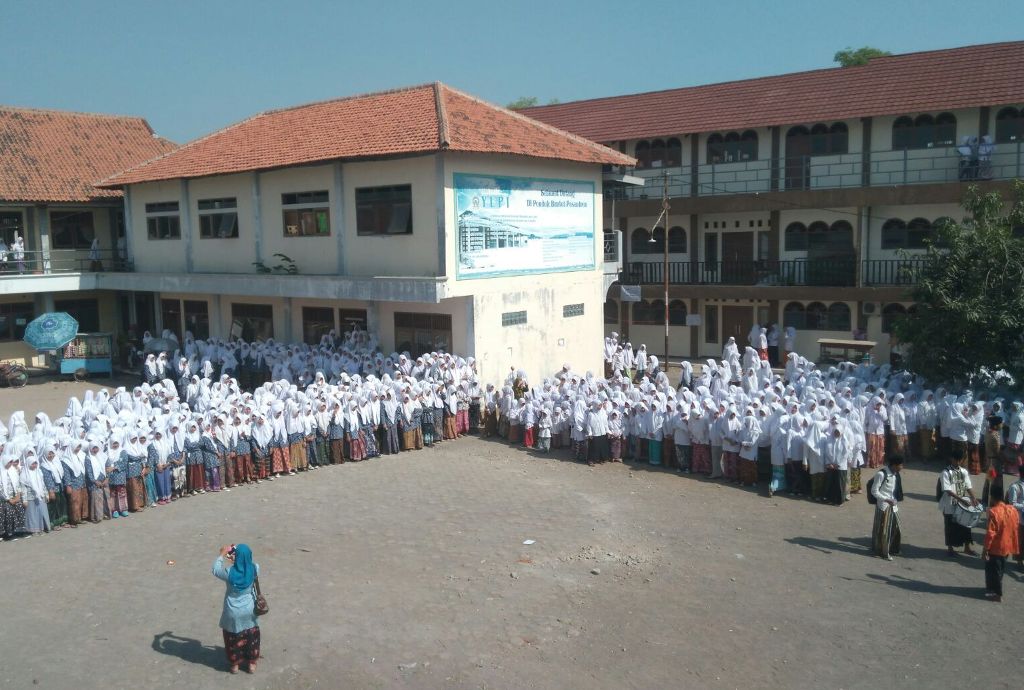 Foto: Ribuan santri di Pondok Pesantren Buntet, Cirebon, Jawa Barat, mengenakan sarung memperingati Hari Santri 22 Oktober/MTVN_Ahmad Rofahan