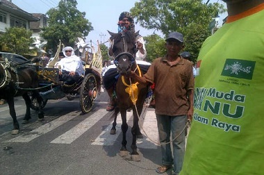 Ribuan Santri Ikut Kirab di Sekitar Monumen Sampang