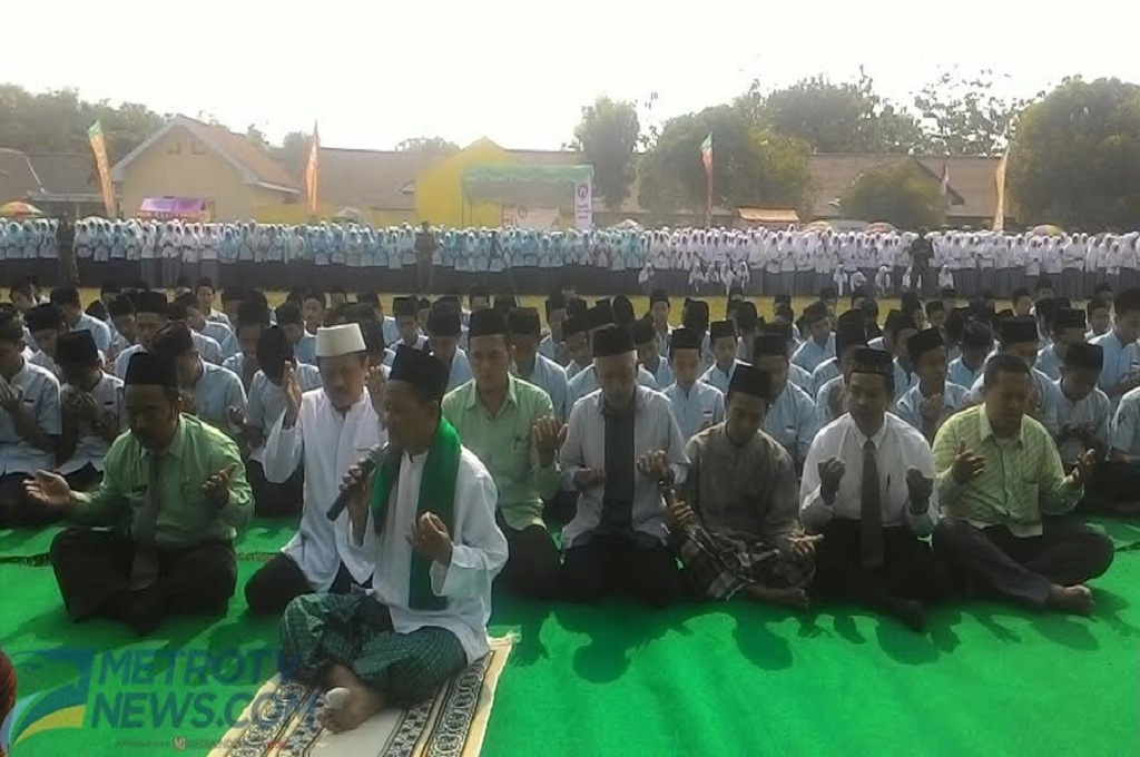 Puluhan ribu santri berkumpul di lapangan Ponpes Tambakberas Jombang, MTVN - Nurul Hidayat