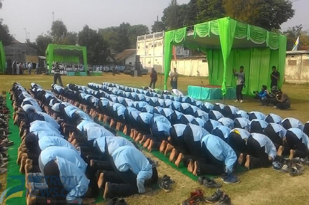 Santri sujud di lapangan Ponpes Tambakberas, MTVN - Nurul Hidayat