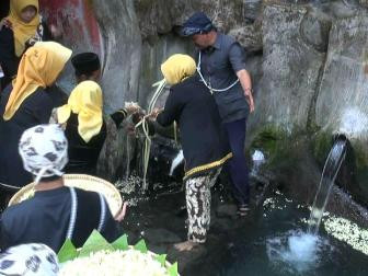 Prosesi Tolak Bala di Wisata Guci Tegal