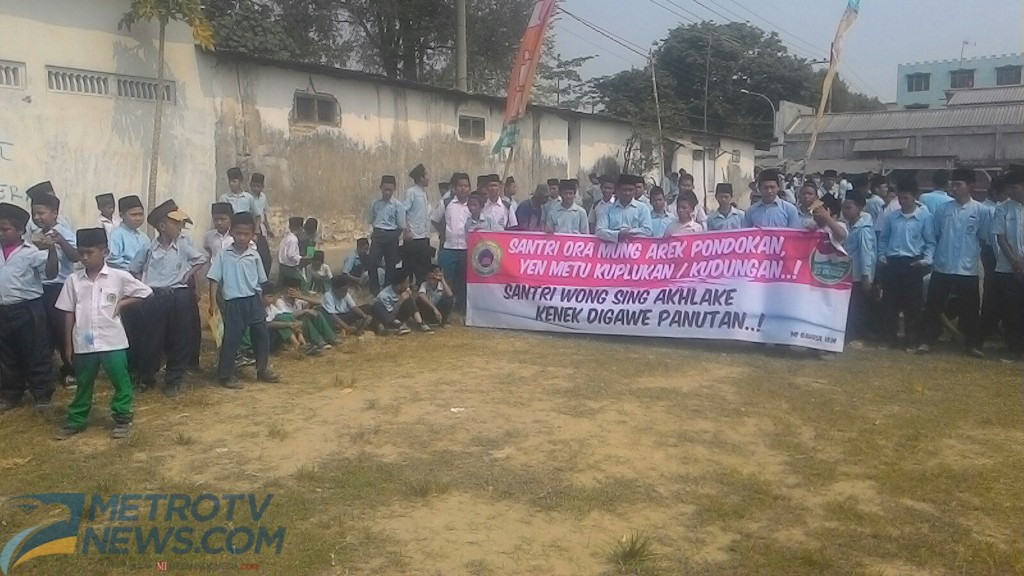 Spanduk yang dibawa santri untuk peringatan Hari Santri Nasional. (Metrotvnews.com/Nurul Hidayat)